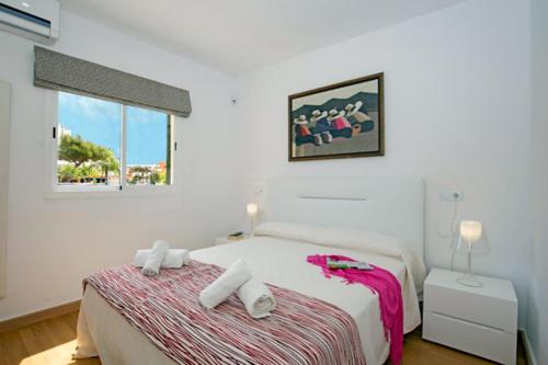 een slaapkamer met een bed en een raam bij Charming Chalet in Alcúdia with Private Pool in Alcudia