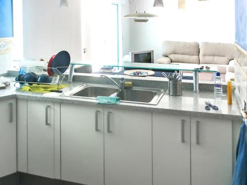 eine Küche mit Spüle und Arbeitsplatte in der Unterkunft Bright apartment in Alcanar with sea and mountain views in Les Cases d'Alcanar