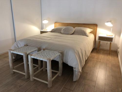 1 dormitorio con 1 cama grande y 2 mesitas de noche en La Brigantine en La Chaume