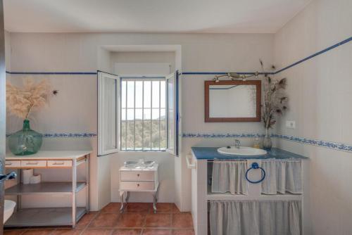 アルチドーナにある5 bedrooms villa with private pool enclosed garden and wifi at Archidonaのバスルーム(洗面台、鏡付)