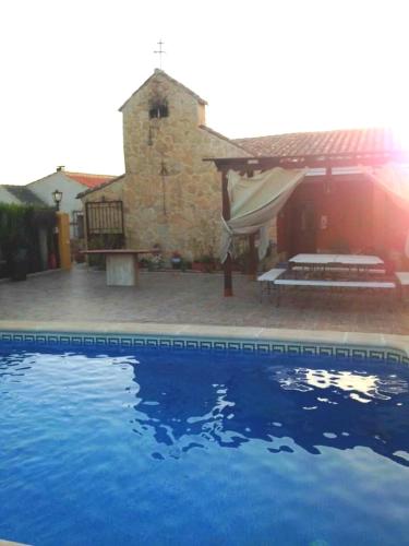 6 bedrooms house with private pool and enclosed garden at Burguillos de Toledo游泳池或附近泳池