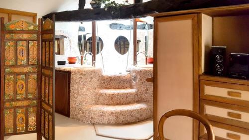 łazienka z zestawem schodów w pokoju w obiekcie Villa de 4 chambres avec piscine privee jardin clos et wifi a Crastes w mieście Crastes