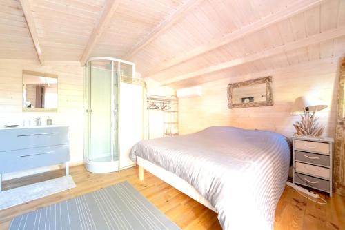 - une chambre avec un lit blanc et un lavabo dans l'établissement Villa avec Piscine Privée à Carqueiranne, à Carqueiranne