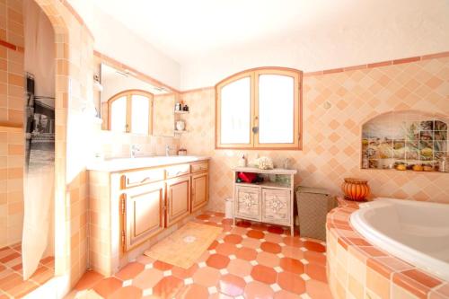 une salle de bain avec une baignoire et un lavabo dans l'établissement Villa avec Piscine Privée à Carqueiranne, à Carqueiranne
