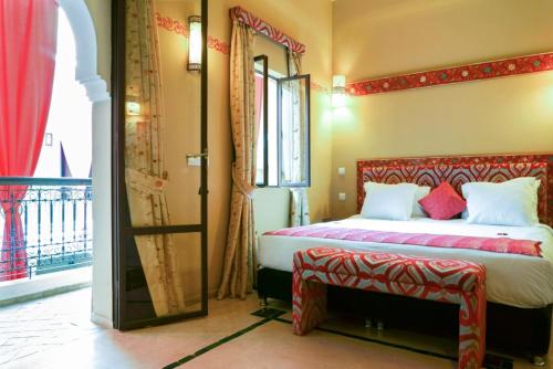 Kama o mga kama sa kuwarto sa 6 bedrooms villa with private pool jacuzzi and furnished terrace at Marrakech