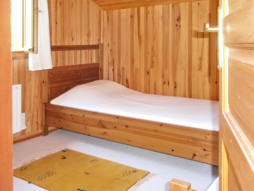 eine Holzhütte mit einem Bett in einem Zimmer in der Unterkunft Maison de 2 chambres avec vue sur le lac piscine partagee et jardin amenage a Lachapelle Auzac in Lachapelle-Auzac