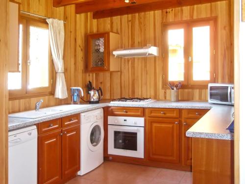 Кухня или мини-кухня в Maison de 2 chambres avec vue sur le lac piscine partagee et jardin amenage a Lachapelle Auzac
