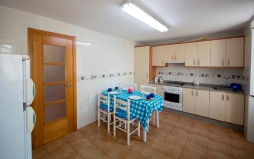 Rua De Francos的住宿－3 bedrooms house with balcony at Teo，厨房配有桌椅和冰箱。