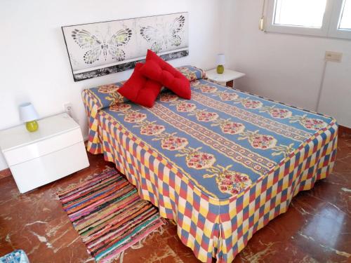 Cúllar-Vegaにある3 bedrooms chalet with private pool furnished terrace and wifi at Cullar Vegaのベッドルーム1室(赤い枕のベッド1台付)