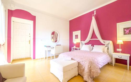 Katil atau katil-katil dalam bilik di Spacious villa in Can Trabal with private pool and jacuzzi 980 m²
