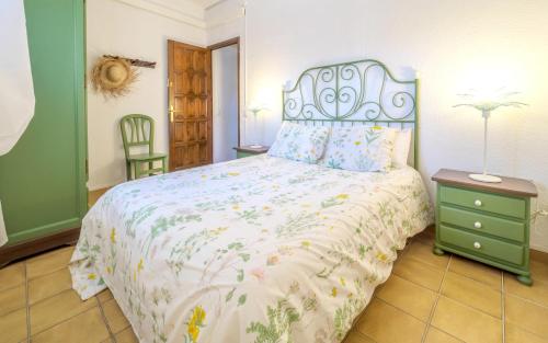 Posteľ alebo postele v izbe v ubytovaní Spacious villa in Can Trabal with private pool and jacuzzi 980 m²