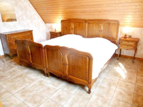 EpfigにあるAppartement de 3 chambres avec jardin amenage et wifi a Epfigのベッドルーム(大型ベッド1台、木製家具付)