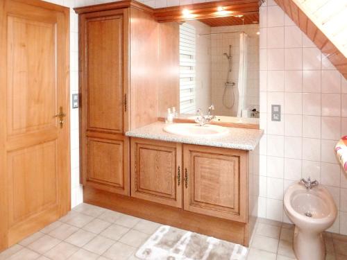 La salle de bains est pourvue d'un lavabo et de toilettes. dans l'établissement Appartement de 3 chambres avec jardin amenage et wifi a Epfig, à Epfig