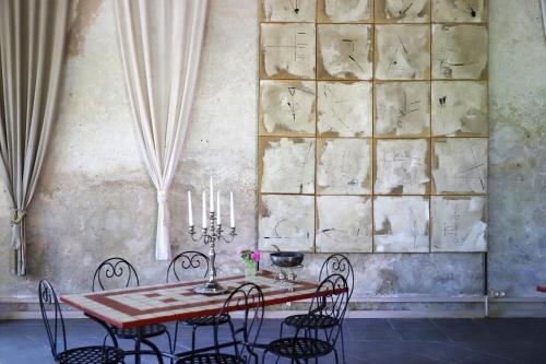 une salle à manger avec une table et des chaises dans l'établissement Manoir envoûtant dans le village d'Agel avec piscine privée, à Agel