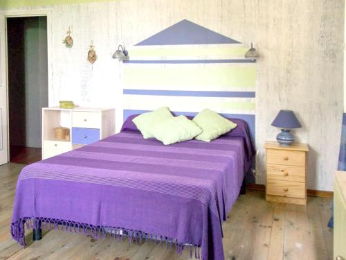 - un lit violet avec 2 oreillers au-dessus dans l'établissement Villa spacieuse à Vaison-la-Romaine avec piscine privée, à Vaison-la-Romaine