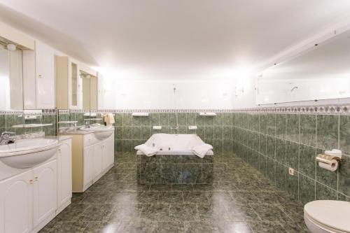 Ένα μπάνιο στο Majestic Manor in Valença with private pool