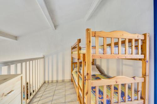 une chambre avec deux lits superposés dans une pièce dans l'établissement Maison charmante à Valras-Plage avec piscine partagée, à Valras-Plage