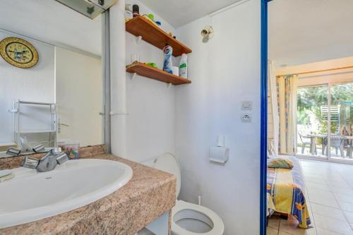 une salle de bain avec un lavabo et des toilettes dans l'établissement Maison charmante à Valras-Plage avec piscine partagée, à Valras-Plage