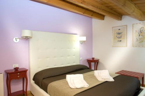 パルティニーコにあるOne bedroom apartement with shared pool furnished balcony and wifi at Partinico 6 km away from the beachのベッドルーム1室(ベッド1台、ナイトスタンド2台、テーブル2台付)