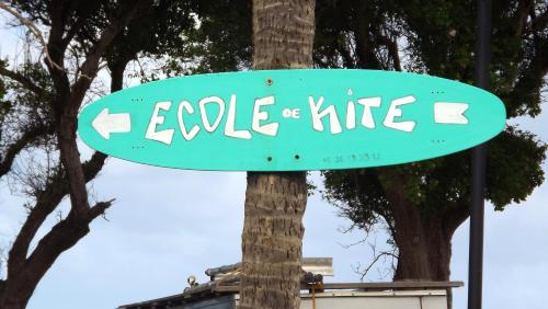 a green street sign that says eagle and hive at Appartement d'une chambre avec vue sur la ville et wifi a Le Vauclin a 1 km de la plage in Le Vauclin