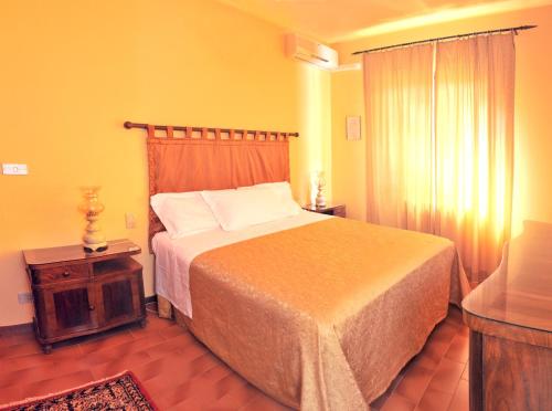 Tempat tidur dalam kamar di 2 bedrooms house with shared pool enclosed garden and wifi at Gattaia