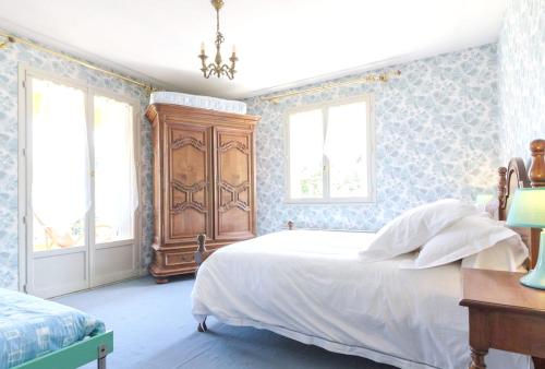 Un ou plusieurs lits dans un hébergement de l'établissement Villa de 4 chambres avec vue sur la ville piscine privee et jacuzzi a Foix
