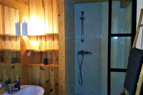 Koupelna v ubytování Studio 32m2 - dans propriété avec vue imprenable sur le Lac du Salagou