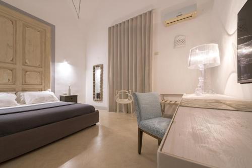 Een zitgedeelte bij 4 bedrooms appartement with furnished terrace and wifi at Sannicola 5 km away from the beach