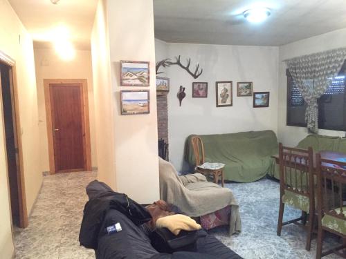 Uma área de estar em 4 bedrooms house at Noguera de Albarracin