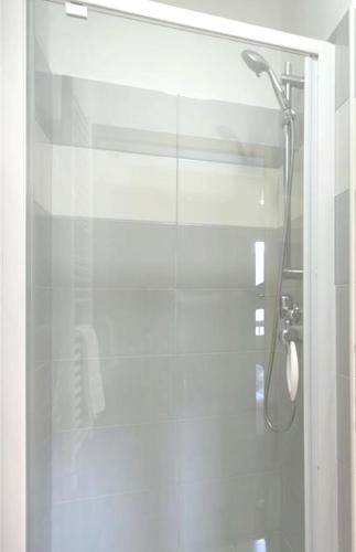 une salle de bain avec une douche avec une porte vitrée dans l'établissement Chalet confortable à Sainte-Foy-Tarentaise avec vue sur la montagne, à Sainte-Foy-Tarentaise