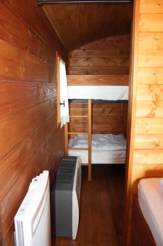 - une petite chambre avec 2 lits superposés dans une cabine dans l'établissement Charmant Studio à Villers sur Mer avec Jardin de 20 m², à Villers-sur-Mer