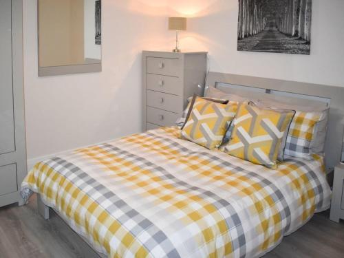 Katil atau katil-katil dalam bilik di Rose Cottage Captivating 1-Bed Cottage in Bangor