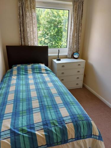 Katil atau katil-katil dalam bilik di Canalside village house in Northampton England