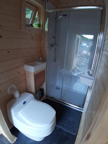 uma casa de banho com um WC, um chuveiro e um lavatório. em Off Grid Hideaway on the West Coast of Scotland em Blairmore