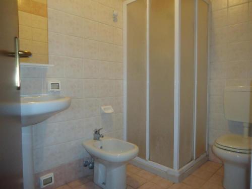 uma casa de banho com um lavatório e um WC em Protezione della Giovane - female hostel em Verona