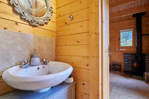 Et badeværelse på Punch Tree Cabins Couples Hot Tub Wood Burning