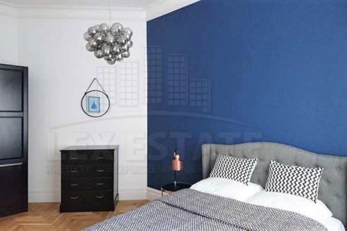 - une chambre bleue avec un lit et un mur bleu dans l'établissement 1-Bed Apartment in Zabrze 15 min Katowice Gliwice, à Zabrze