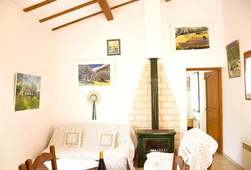 - une chambre avec une table et des chaises et une chambre avec une cheminée dans l'établissement Maison confortable à La Roche-sur-le-Buis avec piscine partagée, à La Roche-sur-le-Buis