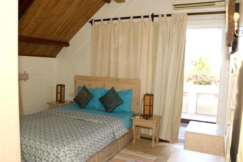 En eller flere senger på et rom på 2 bedrooms house with terrace at Blue Bay