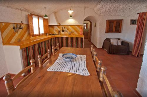 Posteľ alebo postele v izbe v ubytovaní Charming rental with shared pool in Gorafe