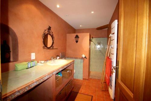 Um banheiro em Appartement de 2 chambres avec piscine partagee jardin clos et wifi a Castera Lectourois
