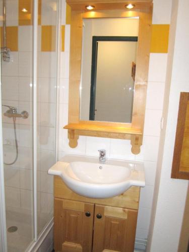 un bagno con lavandino e doccia di Studio charmant à Valloire - 21m² - Vue sur montagne a Valloire