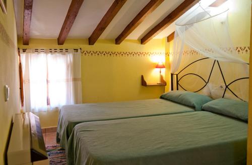 - une chambre avec 2 lits et une fenêtre dans l'établissement One bedroom apartement with balcony and wifi at Robledillo de Gata, à Robledillo de Gata