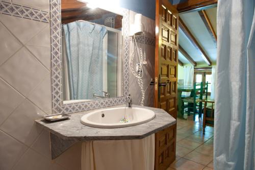 La salle de bains est pourvue d'un lavabo et d'un miroir. dans l'établissement One bedroom apartement with balcony and wifi at Robledillo de Gata, à Robledillo de Gata
