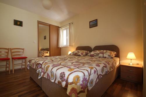 1 dormitorio con 1 cama, mesa y sillas en Forteca Apartments - Korčula Centre, en Korčula