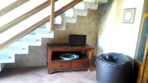 Un escalier avec une table et une télévision. dans l'établissement Studio with shared pool and wifi at Grammichele, à Grammichele