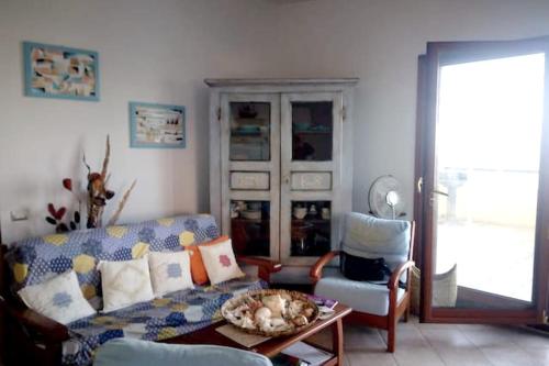 Svetainės erdvė apgyvendinimo įstaigoje 3 bedrooms villa at Magomadas 10 m away from the beach with sea view terrace and wifi