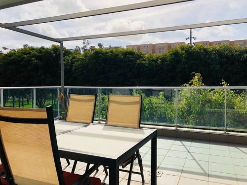 Balcon ou terrasse dans l'établissement 3 bedrooms house with city view enclosed garden and wifi at Las Palmas de Gran Canaria 4 km away from the beach