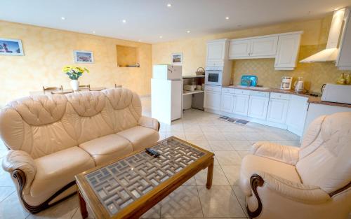 un salon avec un canapé et une table dans l'établissement Maison charmante en campagne à Mouterre-Silly, Jardin, Terrasse., à Mouterre-Silly