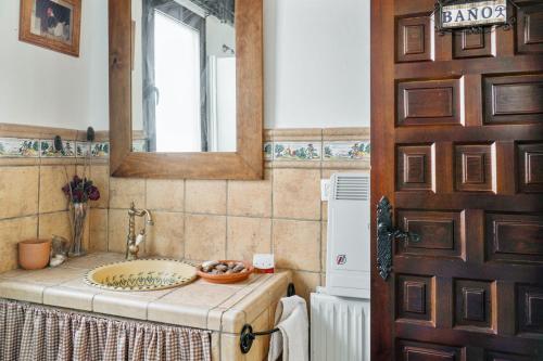ห้องน้ำของ 4 bedrooms villa with private pool enclosed garden and wifi at Valverde de Leganes